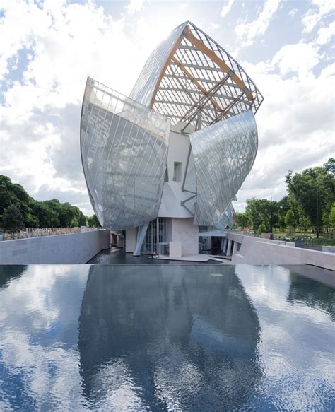 fondation louis vuitton exhibition.